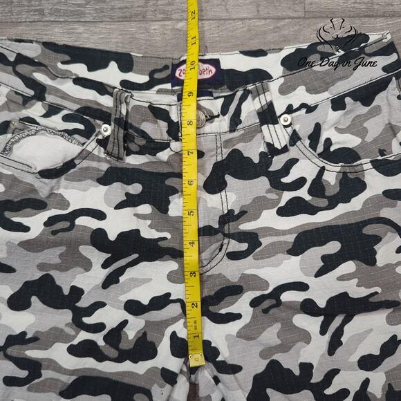 Zoey Beth Camoflage Jeans Size L - Picture 4 of 6